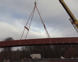 Rychlostní silnici přemostila lávka