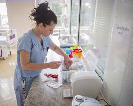 Personální nouze v nemocnicích a sociálních zařízeních. Kraj prosí o pomoc dobrovolníky   