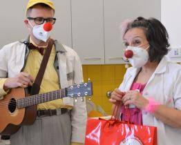 Zdravotní klauni přišli do nemocnice zvednout náladu zdravotníkům