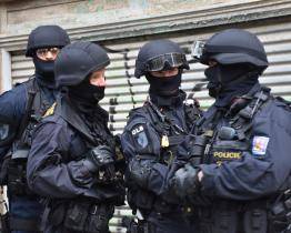 Duševně nemocný muž se zamkl v domě a vyhrožoval smrtí