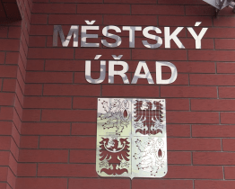 Město chce snížit počet návštěvníků úřadu