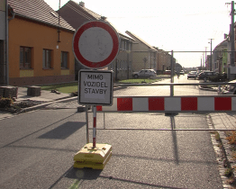 Kvůli neohleduplnosti řidičů obec nainstalovala zpomalující prvky