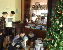 Děti z Dětského domova Lazy dostaly vánoční nadílku s předstihem