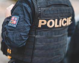 Policie pátrá po řidiči, který předjížděl v zatáčce a ohrozil dvě vozidla