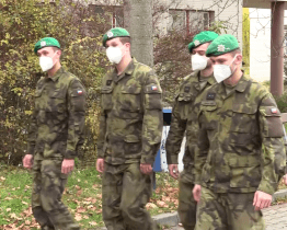 Vojáci pomáhají v nemocnici už dva měsíce