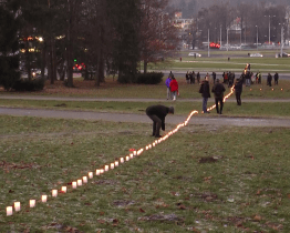 Lidé si připomněli úmrtí Jana Palacha zapálením stovky svíček