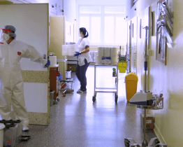 Situace v nemocnici se zlepšuje, stále ale vypomáhá armáda