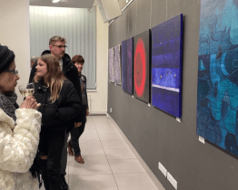 Městská galerie vystavuje kolekci děl sedmnácti umělců