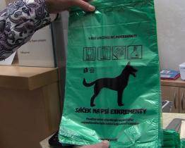 Zaregistrovaným a platícím psíčkařům doručí sáčky na exkrementy radnice  