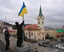 Zlínské divadlo se připojilo k podpoře Ukrajiny vyvěšením vlajky