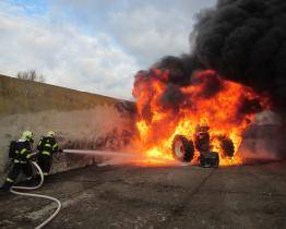 Než stačili hasiči přijet, traktor byl už v plamenech