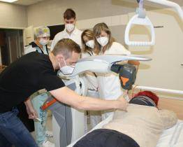 V Kroměřížské nemocnici léčí covidové pneumonie specializovaným laserem