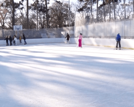 Na městském stadionu se stále bruslí