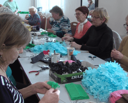 Dámy vyrábí ozdoby na jízdu králů