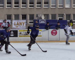 Lány obhájily titul v hokejovém pouličáku