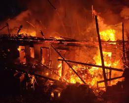 Ve Vizovicích hořela chalupa. Když přijeli hasiči, byla už celá v plamenech