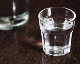 Nezodpovědný otec se notně posílil alkoholem, i když měl na starosti malou dceru