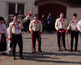 Městem se prošla chasa i s koňským povozem