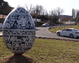 Na kruháči vyrostla obří kraslice