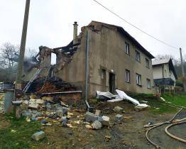 Policie našla v sutinách domu na Vsetínsku těla ženy a tří dětí. Případ řeší jako vraždu