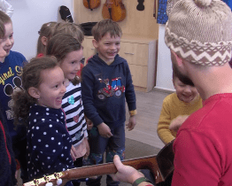 Děti ze školek putovaly s Večerníčkem za hudbou