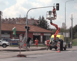 Oprava vozovky na křižovatce komplikuje dopravu 