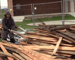 Tornádem poškozená restaurace jde k zemi