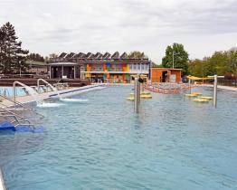 Po nevzhledné „díře“ ani památky. Na koupališti ve Valašském Meziříčí už stojí nový bazén 