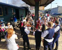 Parní lokomotivou se letos v Rožnově svezete hned čtyřikrát. Jako první pojede zpívající vlak