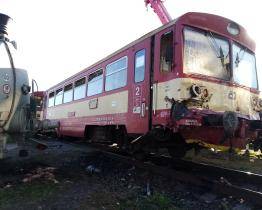 Mladík cestou ze zábavy usnul na kolejích. Srážku s vlakem jako zázrakem přežil