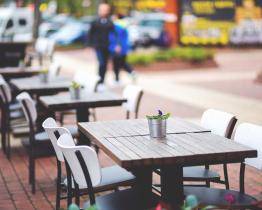 Poručil si hlavní chod, zákusek, kávu i šampaňské. Platit už se ale vykutálenému hostovi nechtělo 