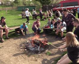 Čarodějové a čarodějnice se slétli na kurtech