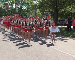 Pochodové defilé rozvířilo ulici Mladých stavbařů