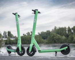 Konec povalování na nevhodných místech. Nové sdílené koloběžky bude možné zaparkovat pouze na vybraných stáních