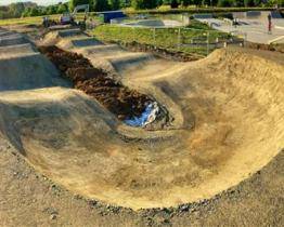 V Otrokovicích začala výstavba pumptracku. První jezdci ho otestují ještě o prázdninách