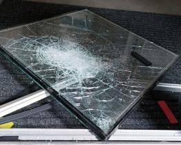 Agresivní opilec rozbíjel v centru města tyčí domovní dveře