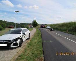 Motorkář dostal smyk a srazil se s osobním autem