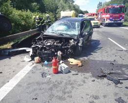 Tragická nehoda na silničním tahu I/50. Srážku tří aut nepřežil třiašedesátiletý řidič