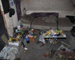 Policisté vystěhovali z neobydleného domu pětici bezdomovců. Jeden z nich tam přebýval několik let