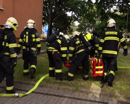 Třídenní cvičení hasičů simulovalo požár výškového domu