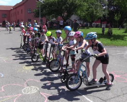 Den dětí nabídl závody koloběžek