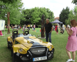 Park před poliklinikou ovládly děti