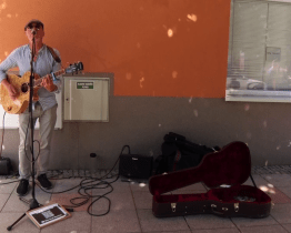 Lidé se v ulicích Hodonína potkávali s buskery