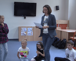 Ukrajinské děti v ZŠ Mariánské náměstí učí televizní reportérka 