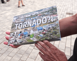 Tornádo připomíná pamětní deska i kniha