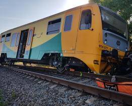 Železniční neštěstí ve zlínských Loukách. Vlak na přejezdu bez závor smetl auto