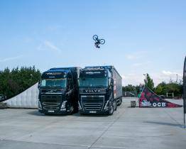 Historický okamžik! Freestyle jezdec Miler přeskočil dva kamiony na kole