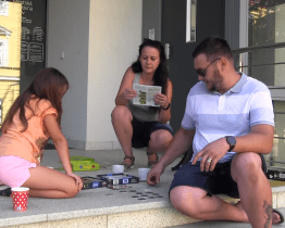 Děti si před knihovnou hrály se slovy a básničkami