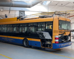 Ulice Otrokovic brázdí dva nové bateriové trolejbusy 