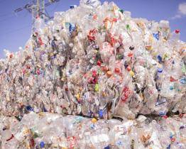 Kraj se snaží najít uplatnění pro recyklované materiály. V obcích z nich vznikají lavičky nebo sportoviště